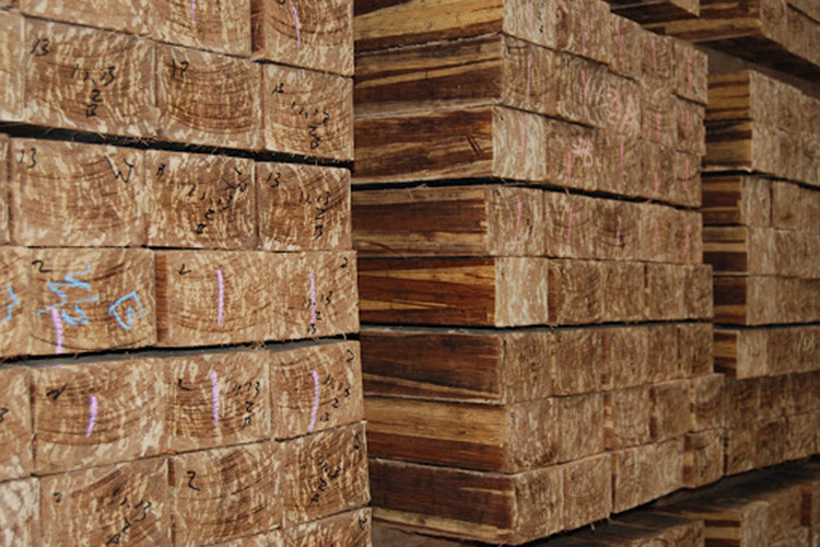 Sàn tre ép khối dùng nhiều keo hơn, nhưng loại đạt chuẩn E0 hoặc CARB P2 vẫn an toàn và bền đẹp.