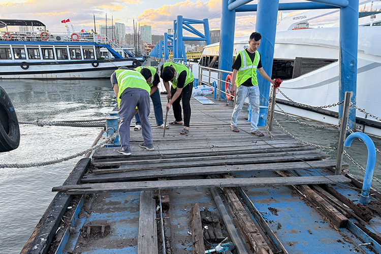 Tháo sàn và hệ khung xương cũ 1 Tháo sàn và hệ khung xương cũ 1