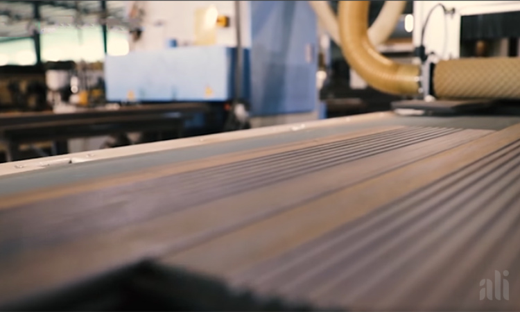 Sàn tre ép khối ngoài trời được sản xuất qua quy trình nghiêm ngặt, đảm bảo độ bền vượt trội.