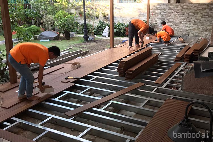 Hệ khung của sàn tre ngoài trời yêu cầu sự chắc chắn rất cao