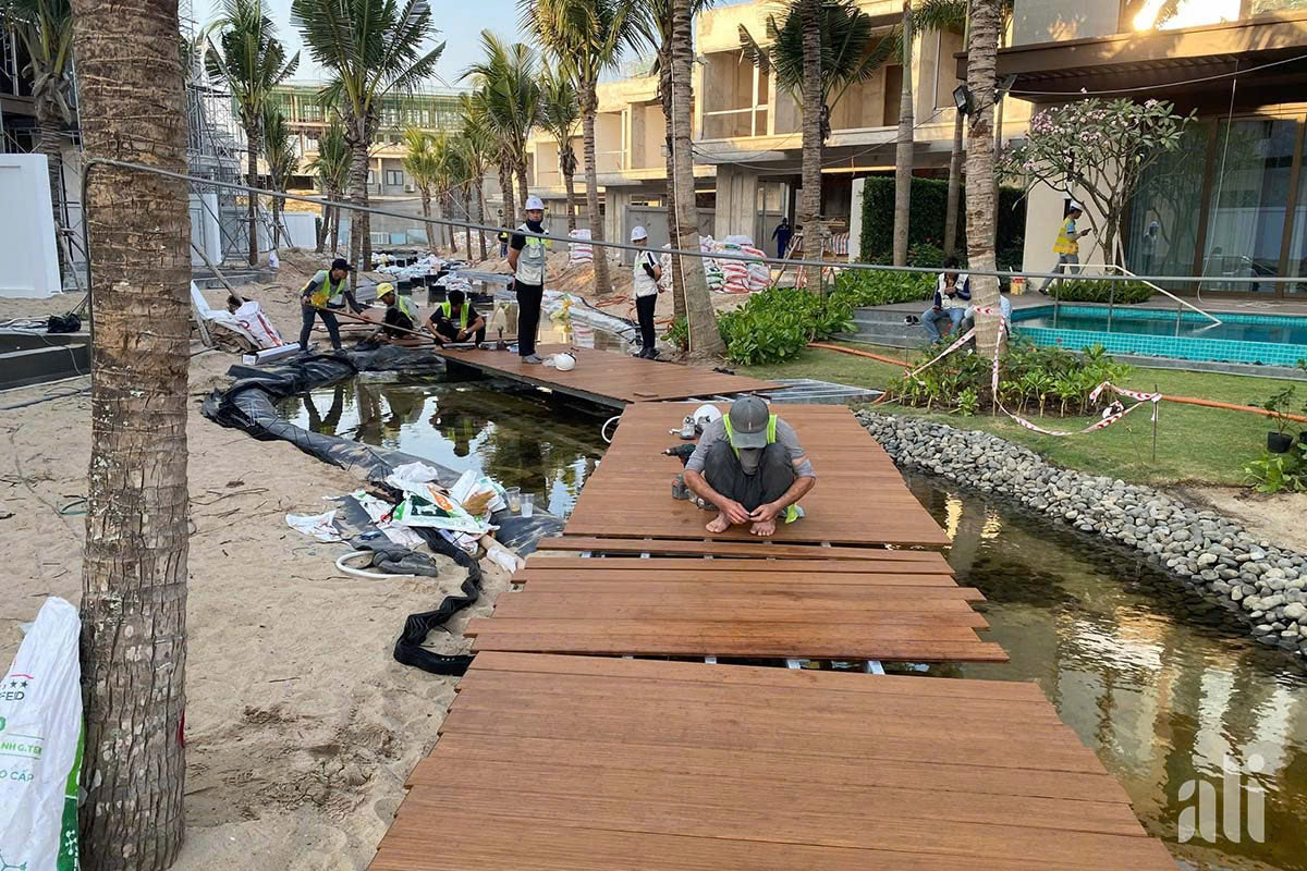 Thi công cầu cảnh quan Hyatt Regency Hồ Tràm